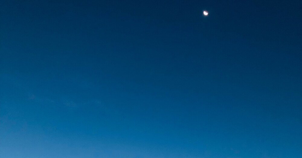 彼の連絡が減った夜——あなたが知らない、沈黙の裏側