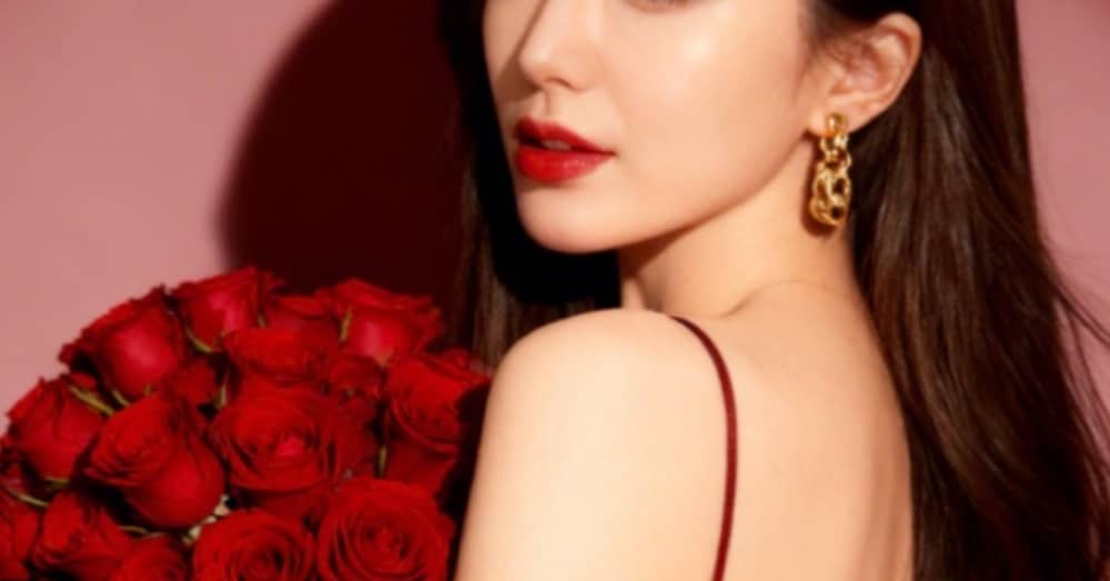 赤い口紅を塗る女が
残りの人生をどう生きるか？