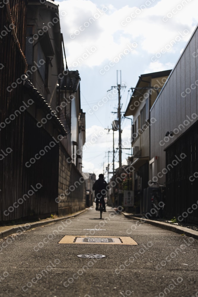 古い街並みの中を進む自転車