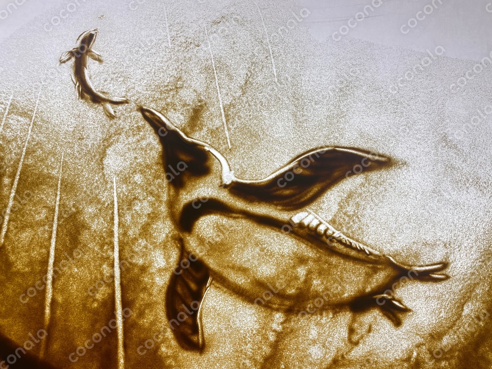 魚を追うペンギンの砂絵