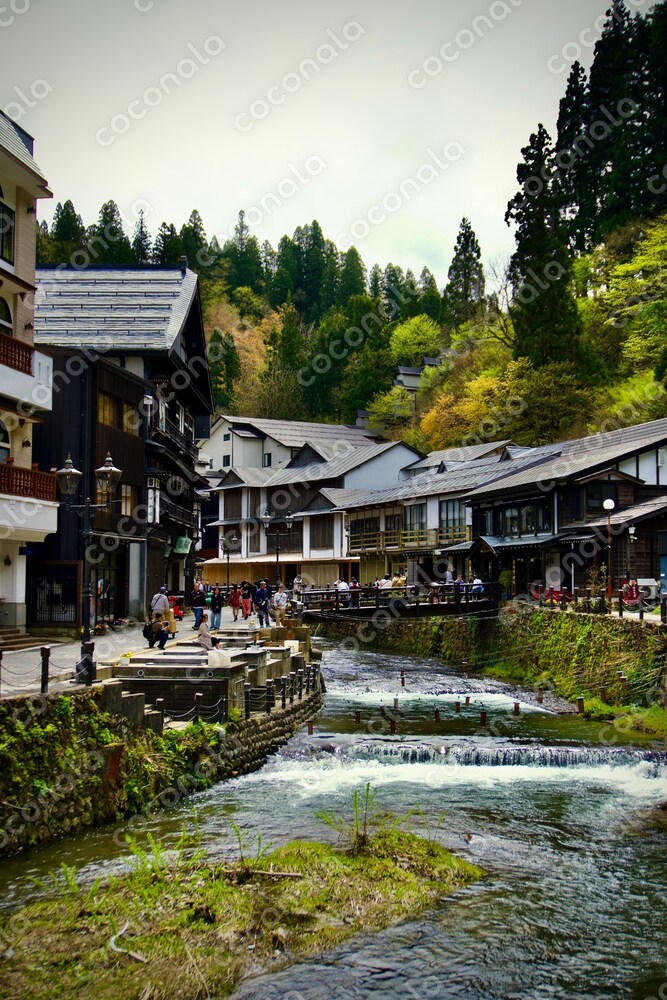 日本のレトロ温泉街の風景