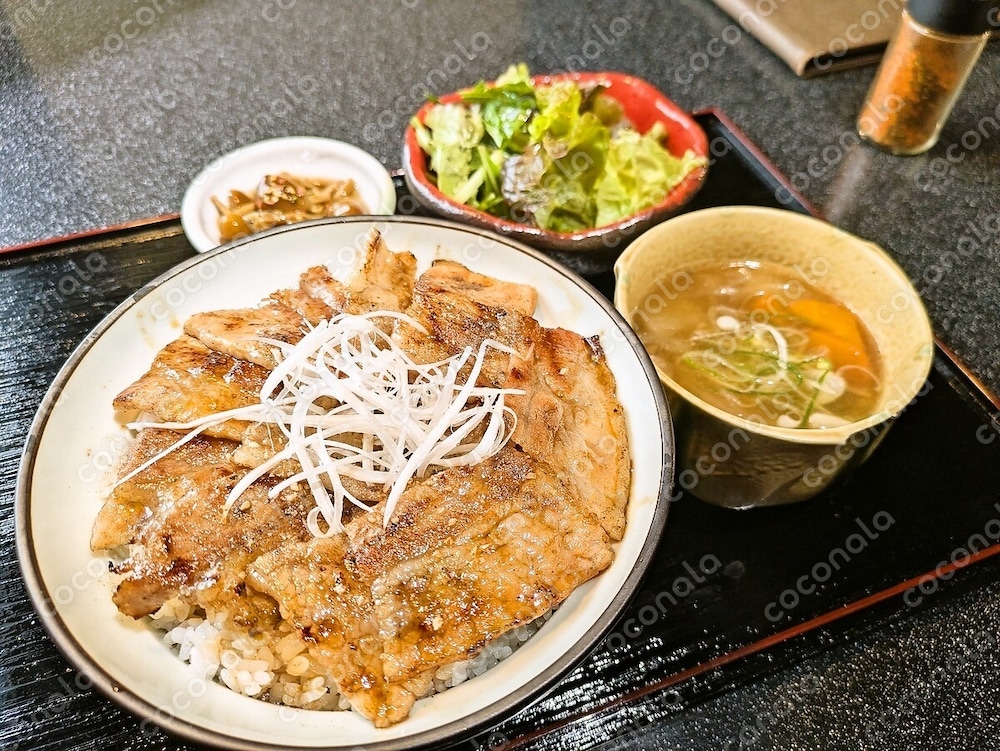 ランチタイム、豚丼