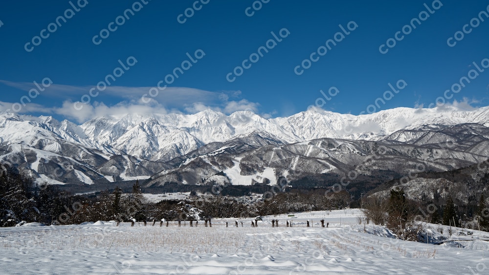 青空と冬の北アルプス　長野県白馬村