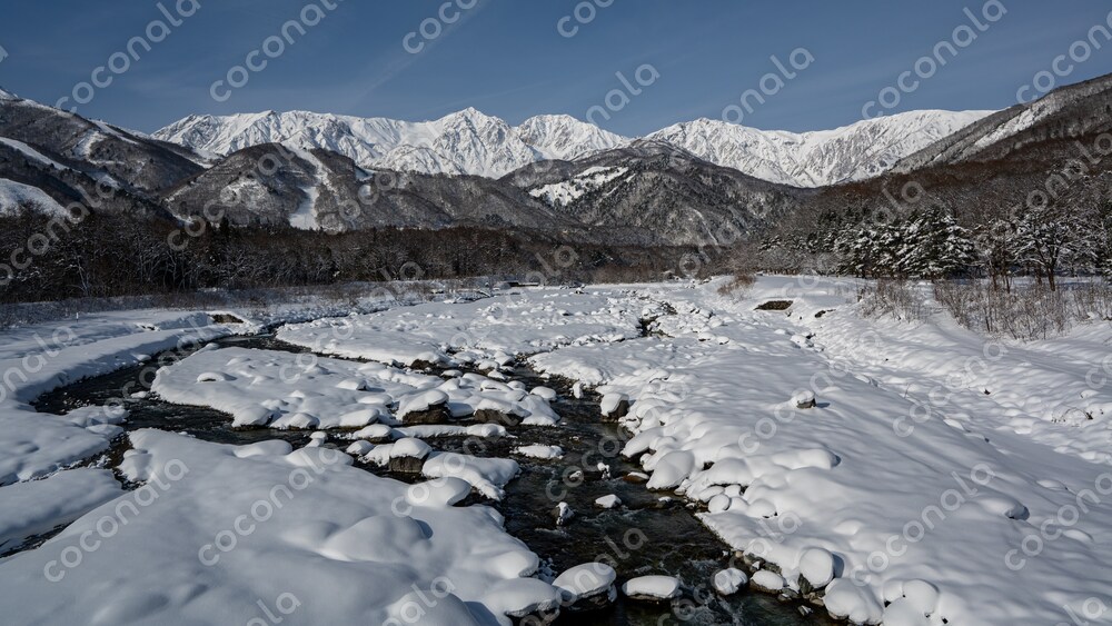 青空と冬の北アルプス　長野県白馬村