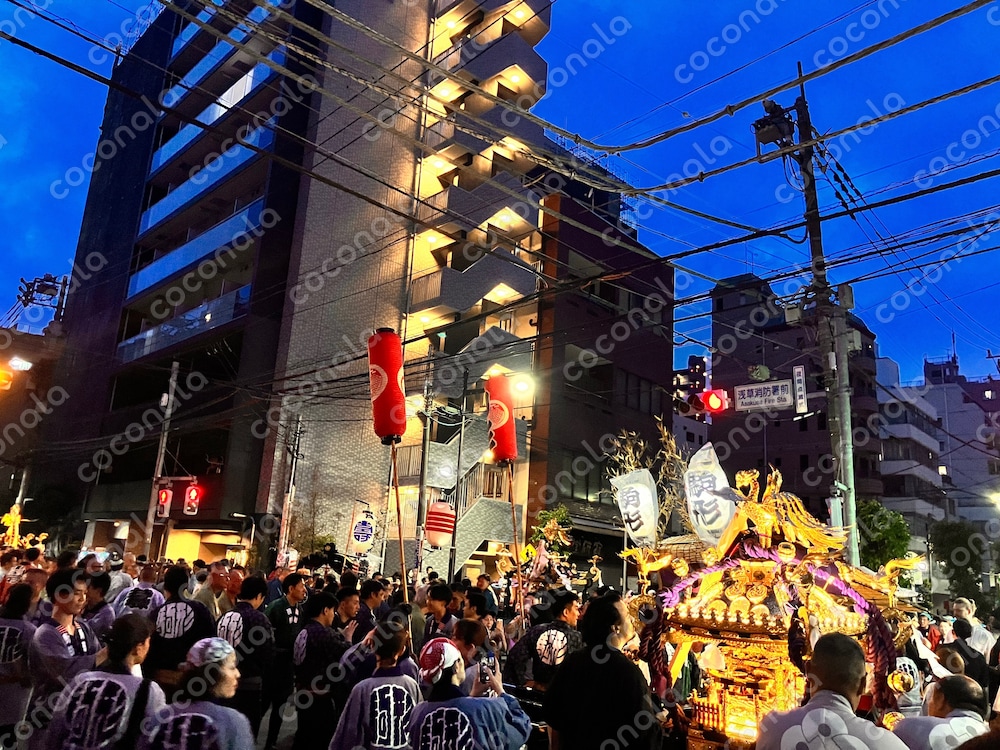 浅草三社祭の夜 お神輿を担ぐ人々と街の灯り