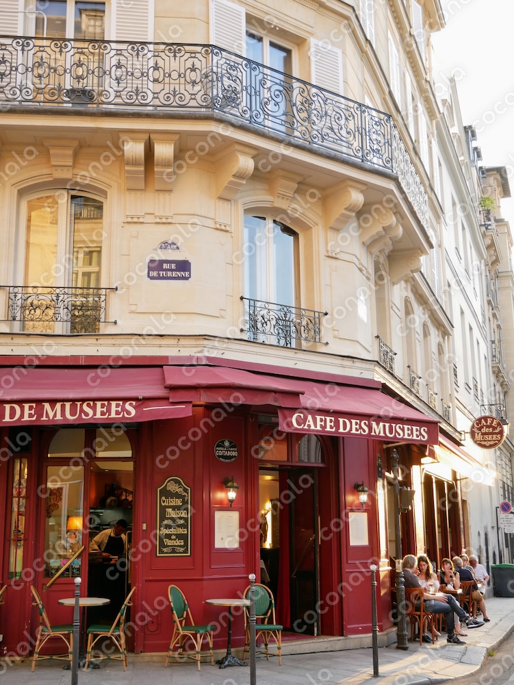 ヨーロッパのカフェ・夕暮れ時のパリのカフェ「CAFE DES MUSEES」