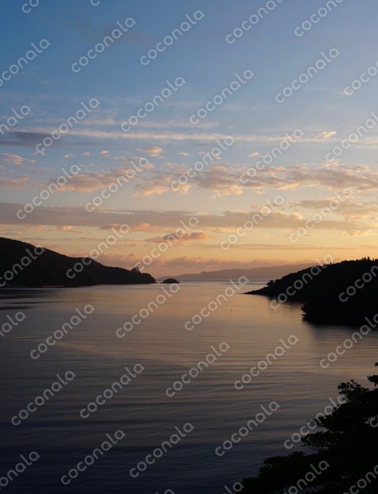 温かい夕暮れ時の穏やかな海の写真