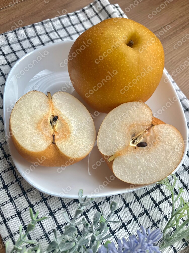 お皿に乗っている梨の写真