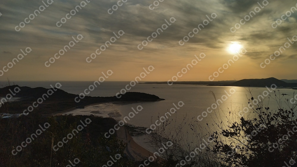 落ち着きが整う｜夕暮れの海と金色の水面のPC壁紙用画像（方位ガイド付）