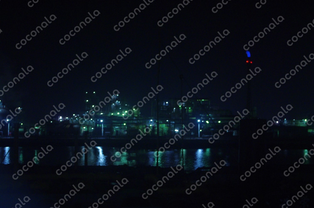 海に反射する工場夜景