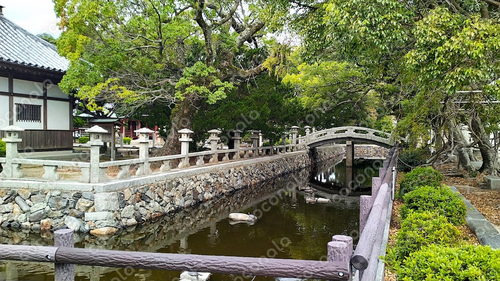 思考が整う｜参道の石橋と水鏡のPC壁紙用画像（方位ガイド付）