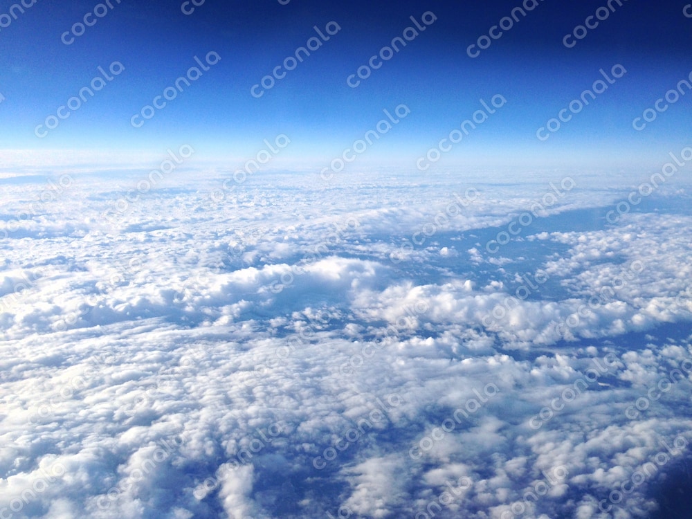 【商用可・加工自由】ブログ素材に最適！飛行機の中から見た「空(雲)」の写真