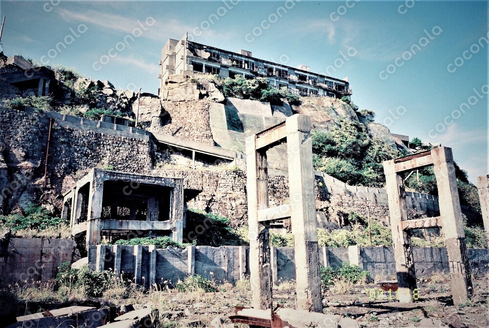 朽ちゆく廃都 ― 軍艦島内部のリアルを写した一枚